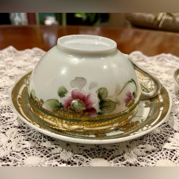 PAIR of Exquisite Antique Japanese Porcelain Hand Painted Teacups and Saucers. - Picture 4 of 10